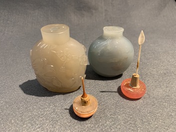 Vijftien diverse Chinese snuifflessen in jade, agaat, malachiet en andere hardsteen, 18/20e eeuw