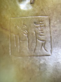 Een Chinese jade amulet met &lsquo;Tiger Charm&rsquo; inscriptie, 19/20e eeuw