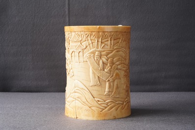 Un pot &agrave; pinceaux en ivoire sculpt&eacute; &agrave; d&eacute;cor des 'Sept sages de la for&ecirc;t de bambous', 18&egrave;me