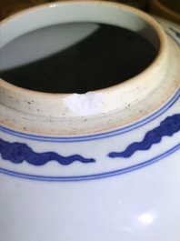 Un pot couvert en porcelaine de Chine bleu et blanc &agrave; d&eacute;cor de canards en relief, 19&egrave;me