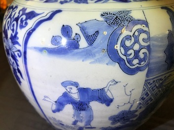 Een blauwwitte Delftse pot met chinoiserie decor, eind 17e eeuw