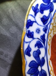 Un bol couvert sur pr&eacute;sentoir en porcelaine de Chine, Qianlong/Jiaqing