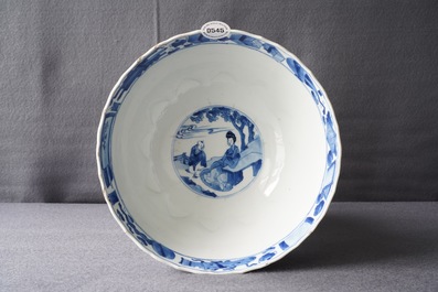 Un bol en porcelaine de Chine bleu et blanc en forme de lotus, marque de Xuande, Kangxi