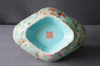 Une coupe sur piedouche en porcelaine de Chine &agrave; d&eacute;cor de dragons, marque et &eacute;poque de Jiaqing