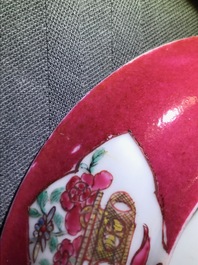 Une tasse et soucoupe 'ruby back' en porcelaine de Chine famille rose, Yongzheng