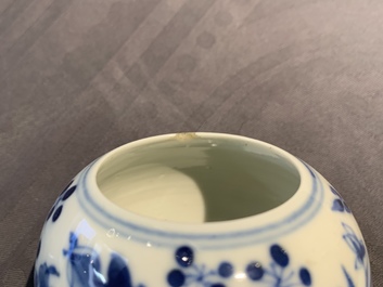 Un lot vari&eacute; en porcelaine de Chine bleu et blanc, 19&egrave;me