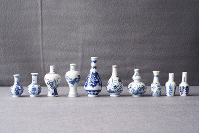 Tien Chinese blauwwitte miniatuur vaasjes, Kangxi