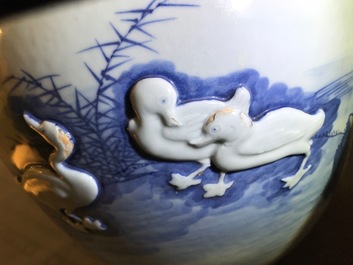 Un pot couvert en porcelaine de Chine bleu et blanc &agrave; d&eacute;cor de canards en relief, 19&egrave;me