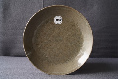 Een Chinees Yaozhou celadon-geglazuurd bord met onderglazuur decor, wellicht Song