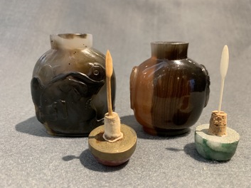 Vijftien diverse Chinese snuifflessen in jade, agaat, malachiet en andere hardsteen, 18/20e eeuw