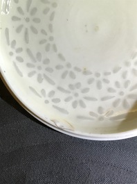 A Chinese Dehua blanc de Chine 'rice grain' bowl and cover, 18/19th C.