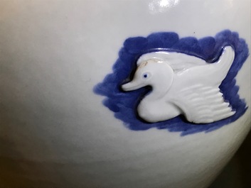 Un pot couvert en porcelaine de Chine bleu et blanc &agrave; d&eacute;cor de canards en relief, 19&egrave;me