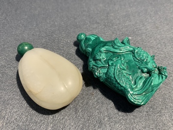 Vijftien diverse Chinese snuifflessen in jade, agaat, malachiet en andere hardsteen, 18/20e eeuw