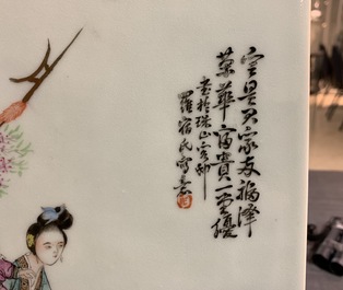 Une plaque en porcelaine de Chine famille rose, sign&eacute;e Luo Shu, 20&egrave;me