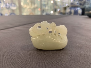 Un groupe en jade sculpt&eacute; figurant deux canards mandarin sur feuille de lotus, 19&egrave;me