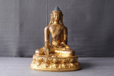 Une figure de Bouddha Shakyamuni en cuivre dor&eacute;, 17/18&egrave;me