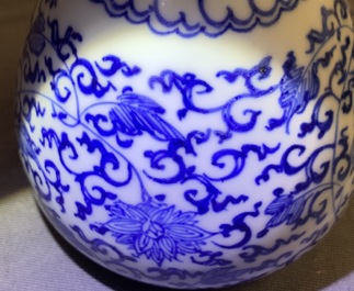 Een Chinees blauwwit vogelvoederbakje met Xuande inscriptie, Kangxi