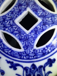 Een octagonale Chinese blauwwitte tuinzit met lotusslingers, Qianlong