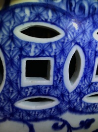 Een octagonale Chinese blauwwitte tuinzit met lotusslingers, Qianlong