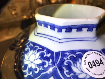 Un vase couvert en porcelaine de Chine bleu et blanc, &eacute;poque Transition