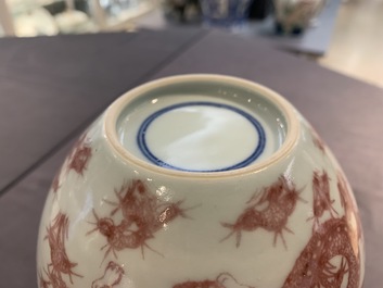 Un vase de forme bouteille en porcelaine de Chine rouge de cuivre aux dragons, 19/20&egrave;me