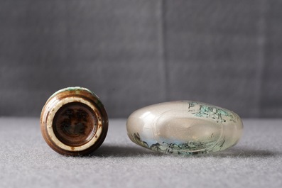 Four various Chinese porcelain and glass snuff bottles, 19/20th C.