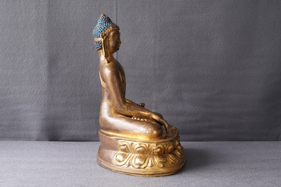 Een Sino-Tibetaanse verguld koperen figuur van Buddha Shakyamuni, 17/18e eeuw