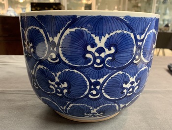 Een grote Chinese blauwwitte dekselkom met floraal decor, Kangxi