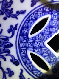 Een octagonale Chinese blauwwitte tuinzit met lotusslingers, Qianlong