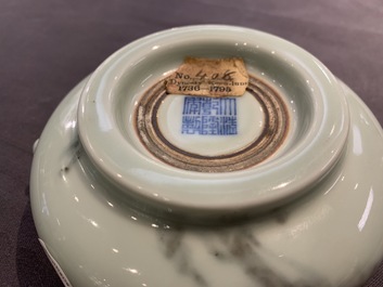Een Chinese faux marbre wierookbrander, Qianlong merk, 19/20e eeuw