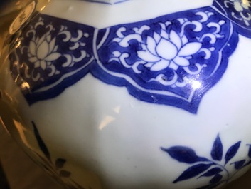 Een Chinese blauwwitte dekselvaas met floraal decor, Transitie periode