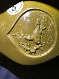 Een paar Chinese geel geglazuurde biscuit vazen, Wang Bing Rong Zuo merk, 19e eeuw