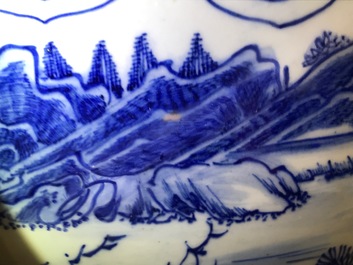 Un tr&egrave;s grand aquarium en porcelaine de Chine bleu et blanc, 19&egrave;me