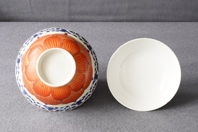 Un bol couvert sur pr&eacute;sentoir en porcelaine de Chine, Qianlong/Jiaqing