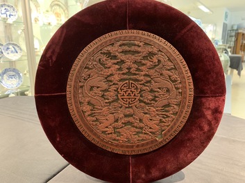 Een ronde Chinese lakwerk plaquette met twee draken, 18e eeuw