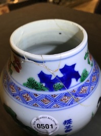 Un vase de forme balustre en porcelaine de Chine wucai, &eacute;poque Transition