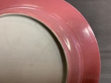 Une assiette en porcelaine de Chine famille rose au dos 'rouge rubis', Yongzheng