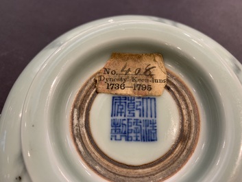 Un br&ucirc;le-parfum en porcelaine de Chine de type faux-marbre, marque de Qianlong, 19/20&egrave;me