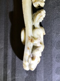 Trois boucles de ceinture en jade sculpt&eacute;, Chine, 19&egrave;me