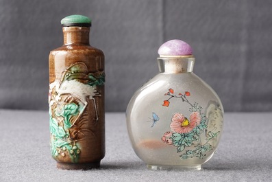 Vier diverse Chinese snuifflessen in porselein en glas, 19/20e eeuw