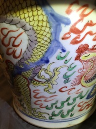 Une paire de vases en porcelaine de Chine wucai &agrave; d&eacute;cor de dragons et ph&eacute;nix, &eacute;poque Transition