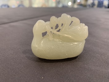 Un groupe en jade sculpt&eacute; figurant deux canards mandarin sur feuille de lotus, 19&egrave;me