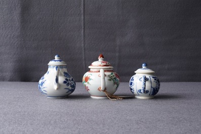 Drie Chinese blauwwitte en famille rose theepotten met deksels, Kangxi en Qianlong