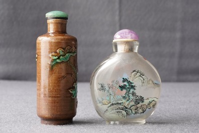 Four various Chinese porcelain and glass snuff bottles, 19/20th C.