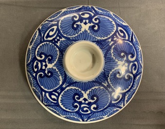 Un grand bol couvert en porcelaine de Chine bleu et blanc &agrave; d&eacute;cor floral, Kangxi