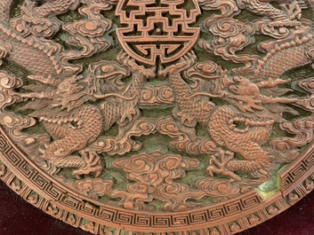 Een ronde Chinese lakwerk plaquette met twee draken, 18e eeuw