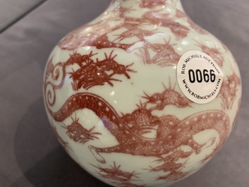 Een Chinese onderglazuur rode flesvormige 'draken' vaas, 19/20e eeuw