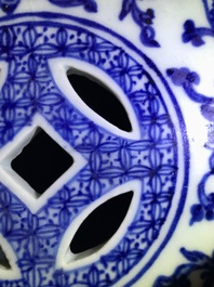 Een octagonale Chinese blauwwitte tuinzit met lotusslingers, Qianlong