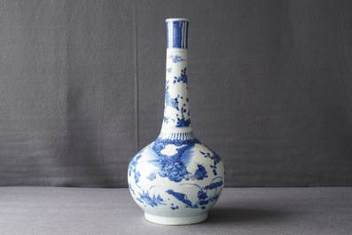Een grote Chinese blauwwitte flesvormige vaas met vogels in een landschap, Wanli