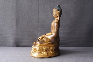 Een Sino-Tibetaanse verguld koperen figuur van Buddha Shakyamuni, 17/18e eeuw